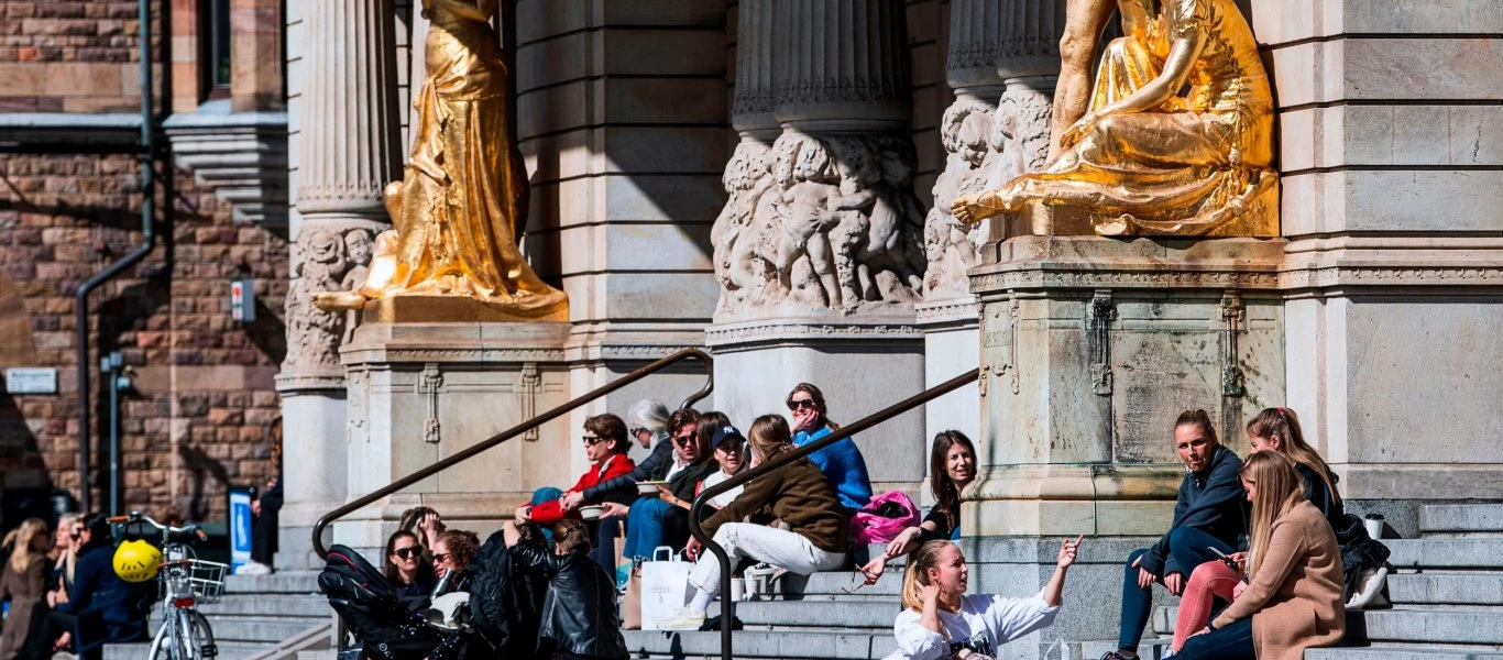 Σουηδία: Συστήνει τη χρήση μάσκας στα ΜΜΜ - 100 νέοι θάνατοι χωρίς lockdown - 96 στην Ελλάδα